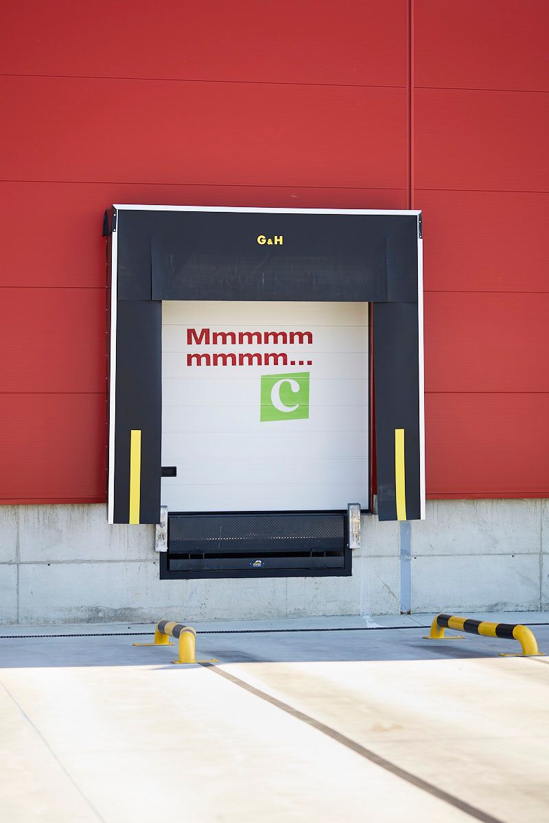 Puerta de carga y descarga para camiones en las intalaciones de Mumu