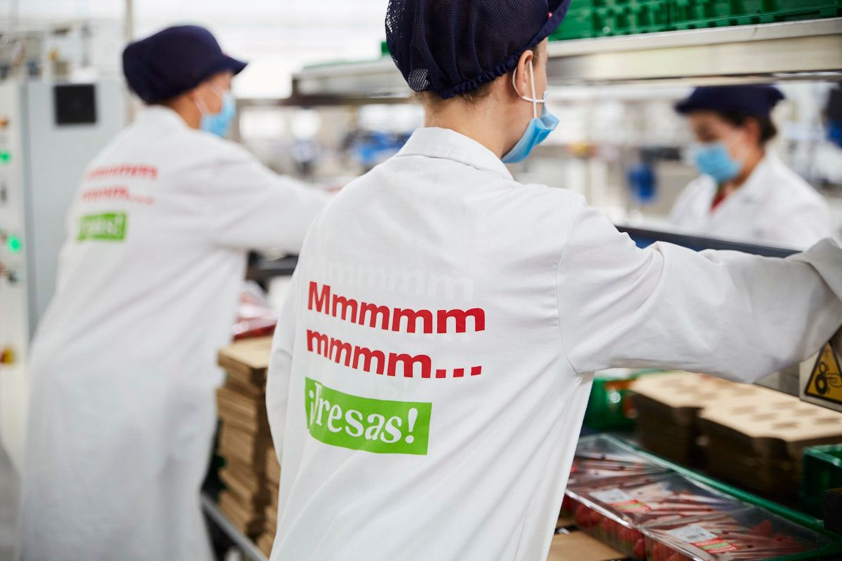 Fotografía realizada en la línea de producción de Mumu con batas corporativas