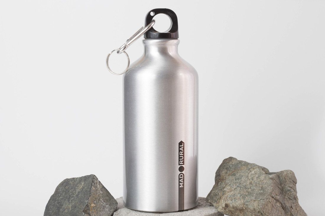 Botella metálica con la marca MadRural impresa