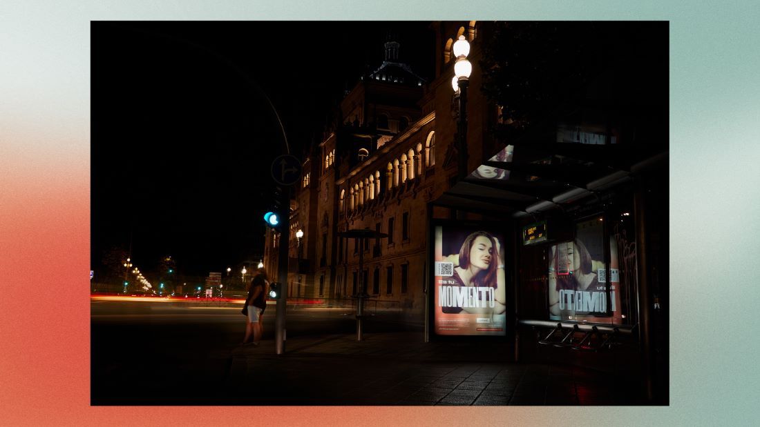 Uno de los Mupis realizados para la campaña en una de las calles de Valladolid