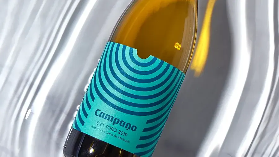 Detalle de la etiqueta creada por microbio con el efecto de onda