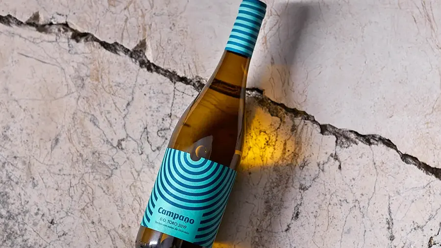 Fotografía de la botella sobre mármol