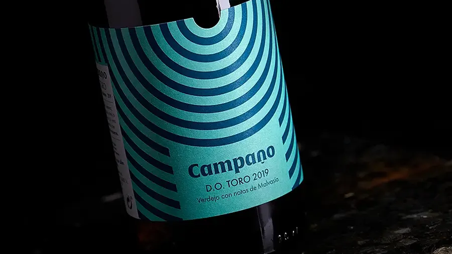 Detalle de la etiqueta creada por microbio para el vino verdejo de Ernesto del Palacio