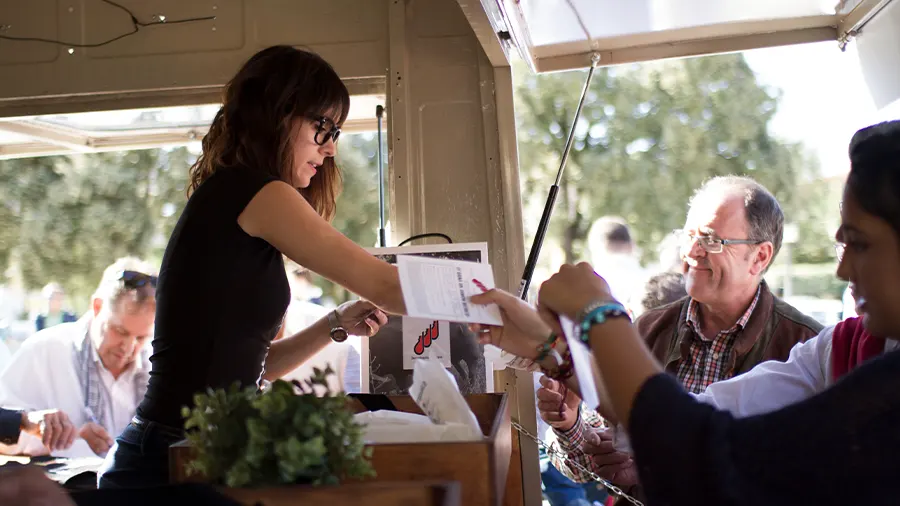 Público en evento de streetmarketing creativo de jamón ibérico