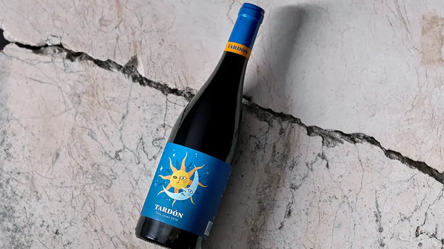 Fotografía de la botella sobre mármol