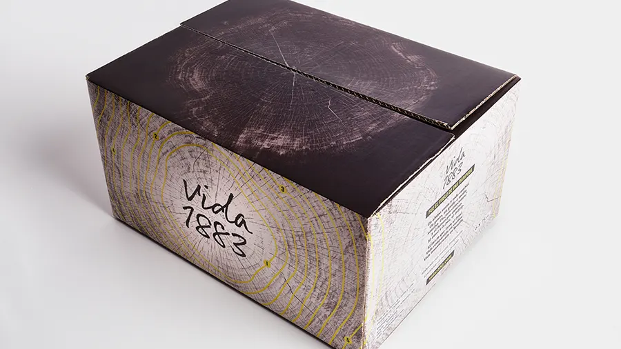 Diseño de la caja de seis botellas de Vida 1883