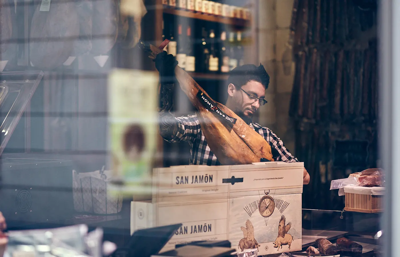 Los clientes eligen el jamón que quieren llevarse y se les empaqueta